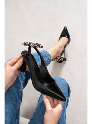 Siyah Rugan Kadın Sivri Burun Leopar Fiyonk Detaylı Şık Slingback Topuklu Ayakkabı Mp03