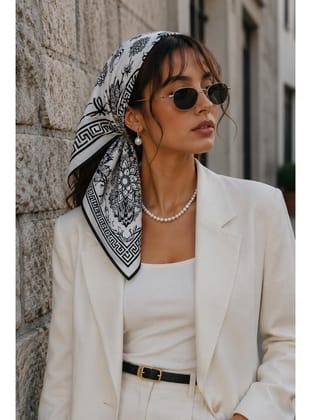 Arı Çiçek Desen Krem-Siyah Soft Bandana Fular 50x50 cm
