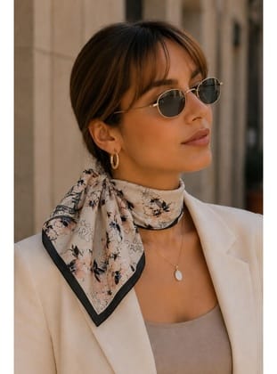 Eyfel Çiçek Desen Krem-Siyah Soft Bandana Fular 50x50 cm